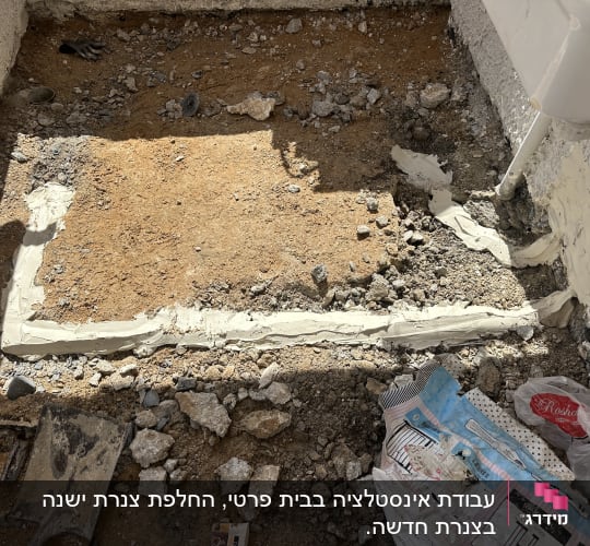 תוואי צנרת שנחפר וכוסה במלט ברצפה במהלך עבודות תיקון והחלפת צנרת